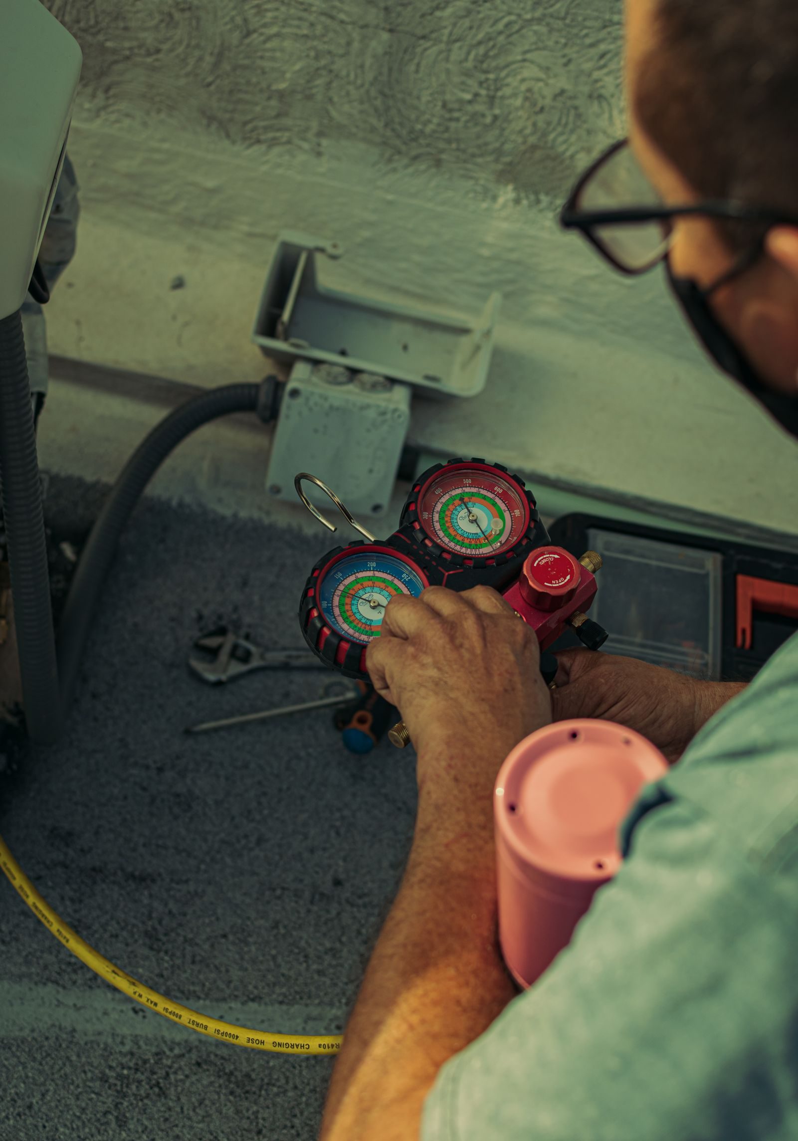 Manifold gauge reading during a no-cooling diagnosis