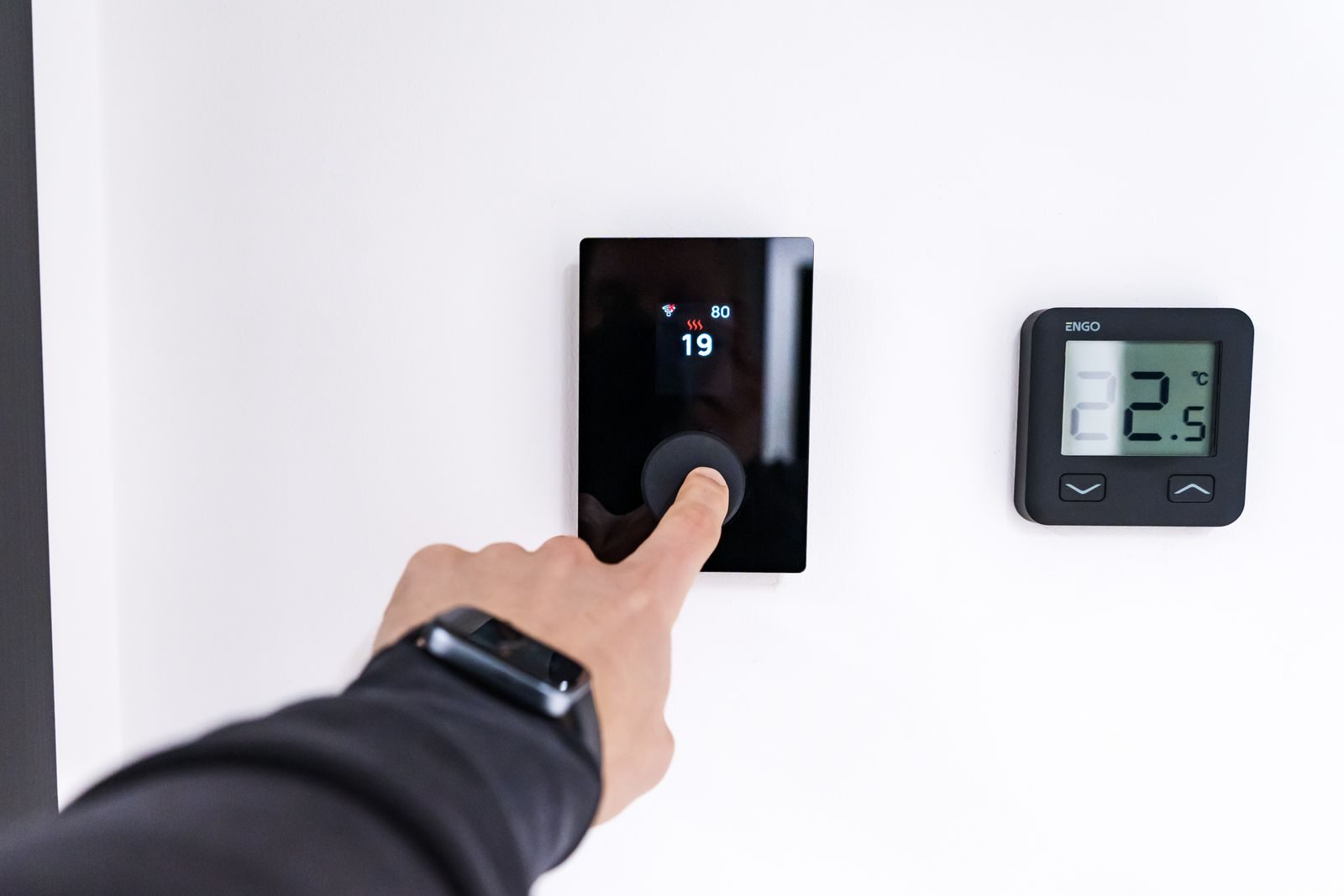 Adjusting a smart thermostat to lower cooling costs
